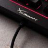 teclado gamer hyperx alloy qwerty español latinoamérica color negro con luz rgb